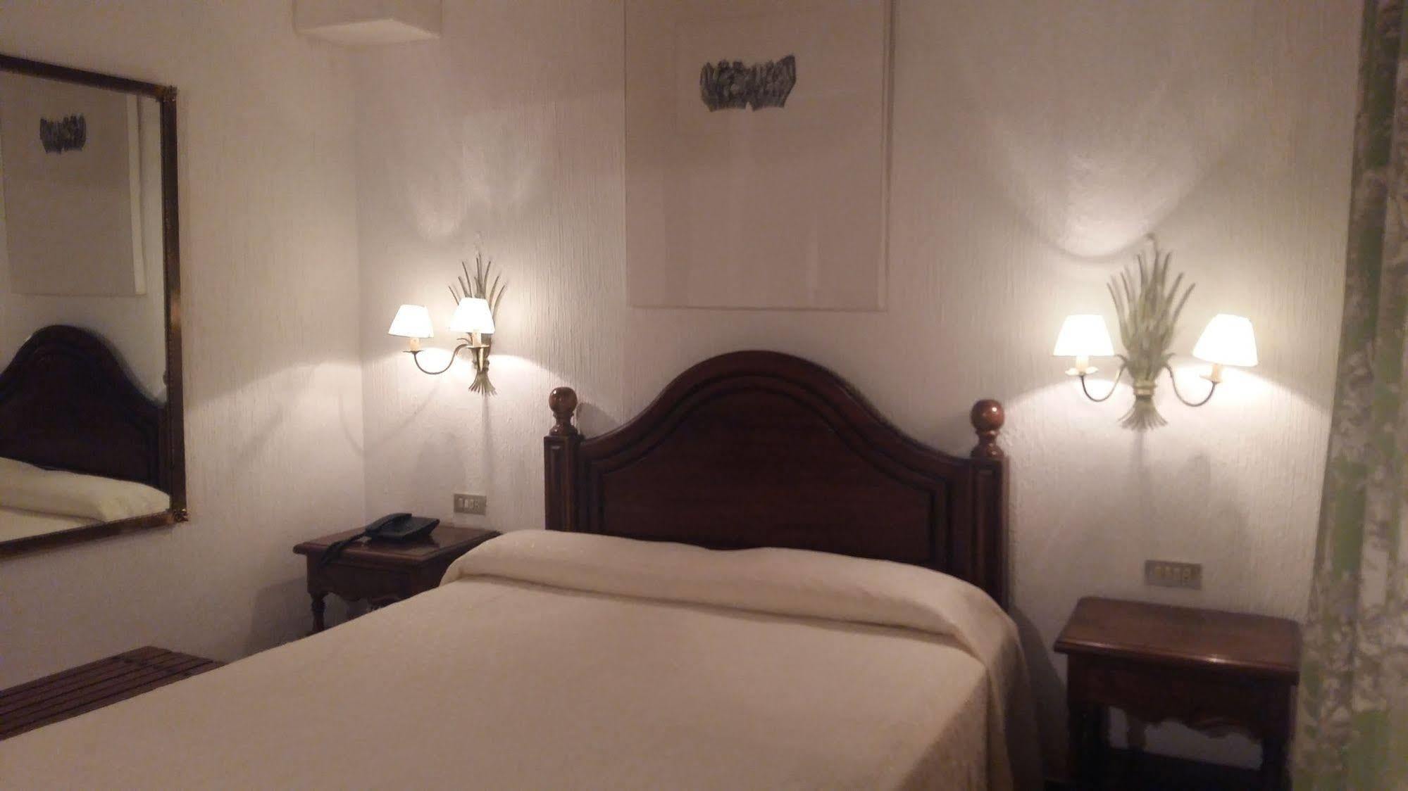 Hotel Tres Coronas De Silos Санто-Доминго-де-Силос Экстерьер фото